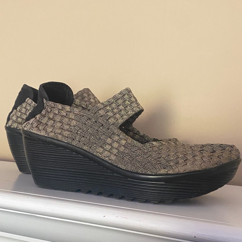 bernie mev. Women's Black and Gray Woven Wedges